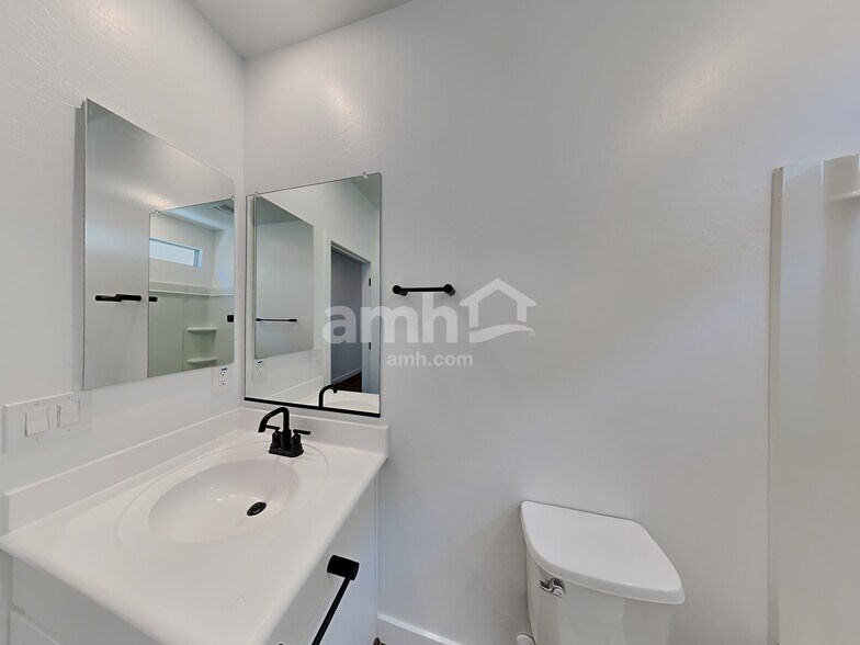 Building Photo - 4137 S 105th Dr