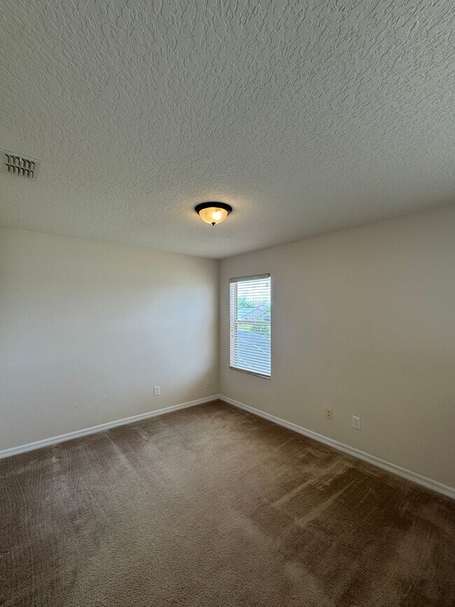 Building Photo - Spacious house with 6 bedrooms and 4.5 bathrooms to call home