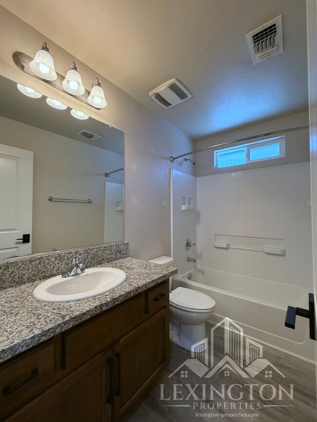 Building Photo - Modern Roseville Living – 3 Bed | 2.5 Bath |