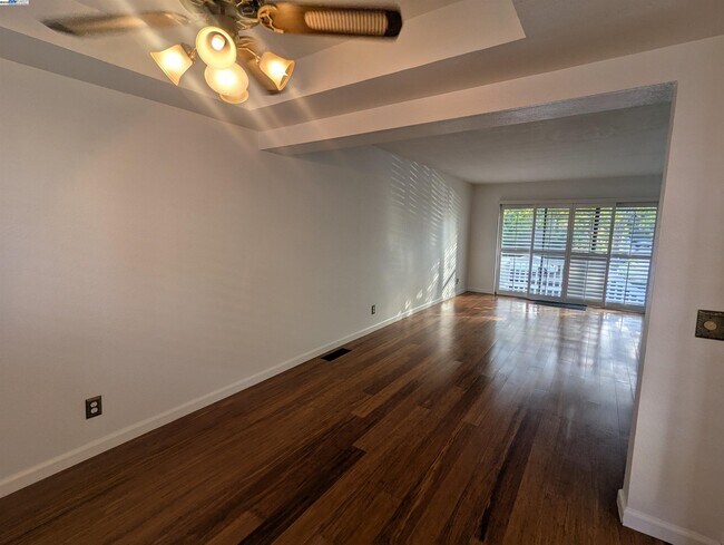 Building Photo - 744 Palomino Dr