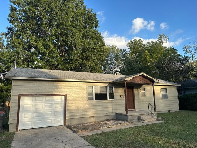 Building Photo - Available Now! 3-Bed, 1-Bath Home in central Springdale + Garage and Large, Fence-In Backyard!