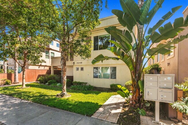 Building Photo - Your Furnished Coastal Escape Awaits!