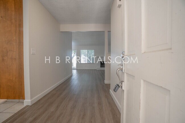 Building Photo - 1107 Douglas Fir Dr