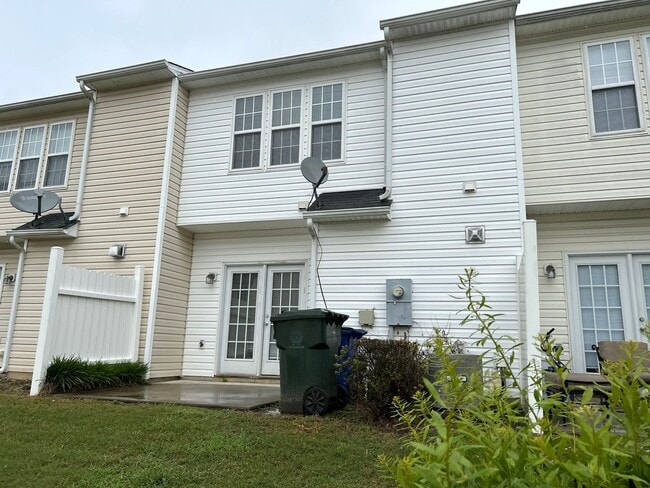 Building Photo - 3 Bed | 2.5 Bath Townhouse in North Raleigh