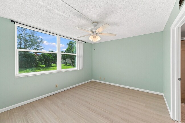 Building Photo - 950 NW 80th Ave
