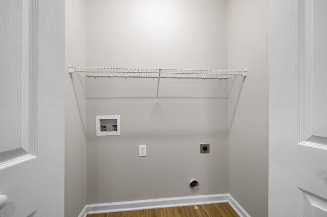 Building Photo - Very quiet and private location in heart of RTP