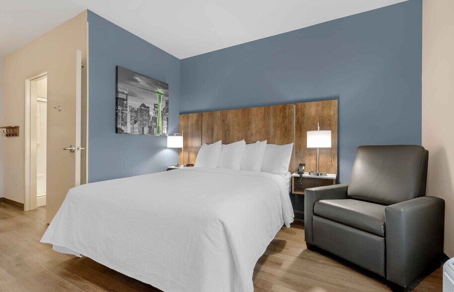 Building Photo - Furnished Studio-Phoenix - Chandler - Airport
