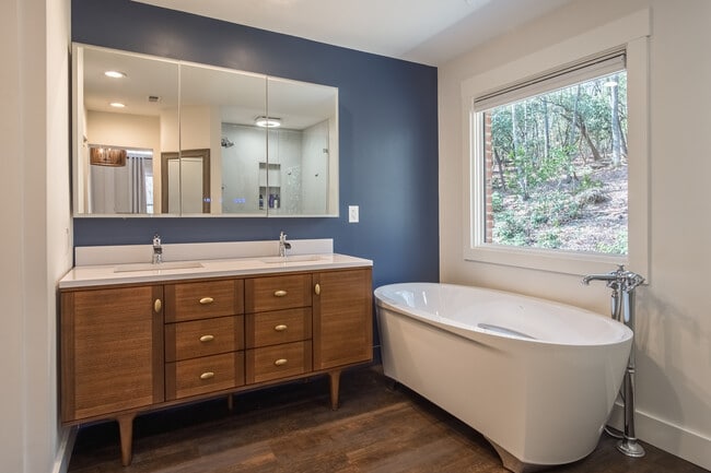 Building Photo - 780 Hart Rd