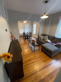 Building Photo - 3BR Townhouse
