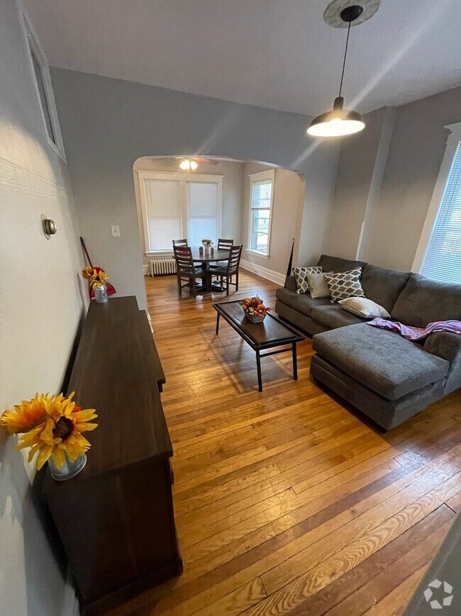 Building Photo - 3BR Townhouse