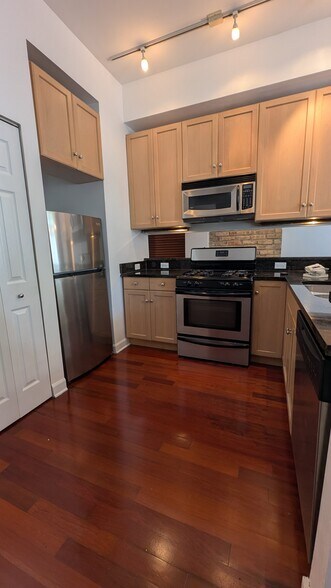 Building Photo - 1222 W Hubbard St