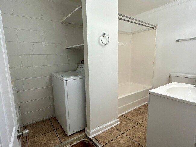 Building Photo - 4762 Trenton Dr