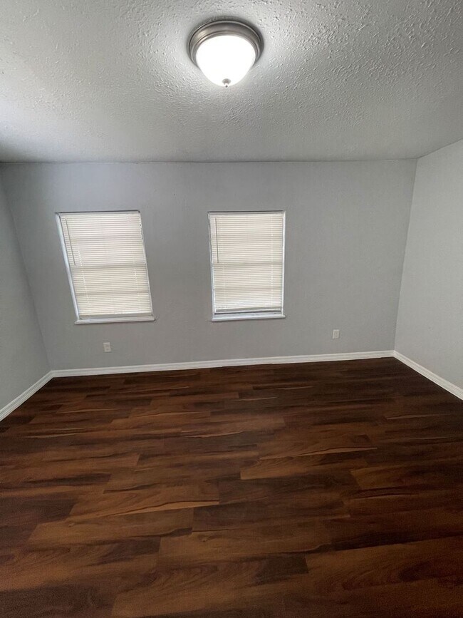 Building Photo - Fabulous 4 Bedroom 2 Bath!