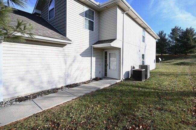 Building Photo - 3 Bedroom, 2.5 bath Townhome with 1 car garage!