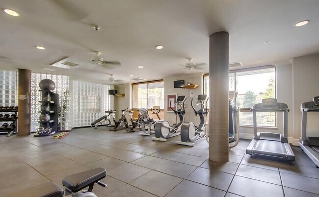 Building Photo - Beautiful & Spacious 2BD/2BA Condo - Central A/C & Heat, Washer/Dryer - Underground Parking - Gat...