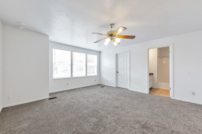Building Photo - 2 Story Pet Friendly Duplex - 3 Bed - 2.5 Bath - Available on June 3rd!