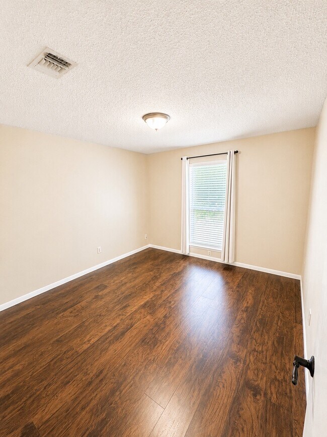 Building Photo - 2239 Highland Hills Dr