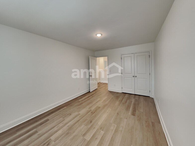 Building Photo - 301 Sharpe Ct