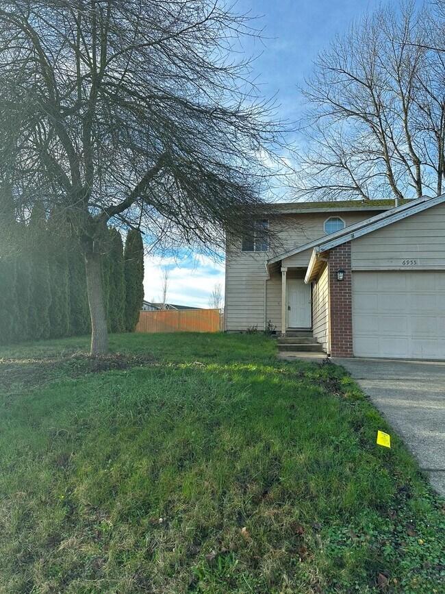 Building Photo - Ridgetop Duplex