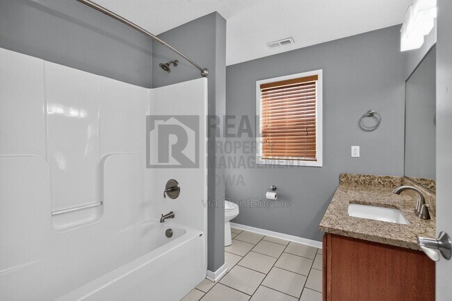 Building Photo - 1651 SW Arlan Dr