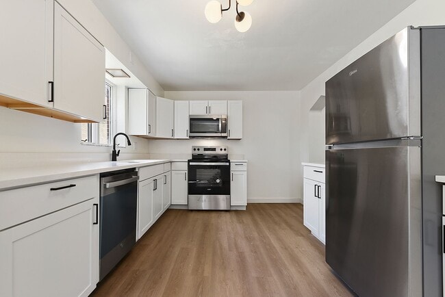 Building Photo - Remodeled 2 bedroom with backyard