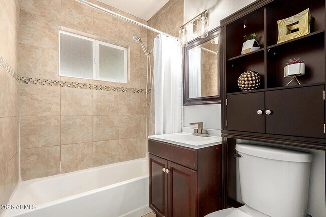 Building Photo - 1412 W 7th Pl