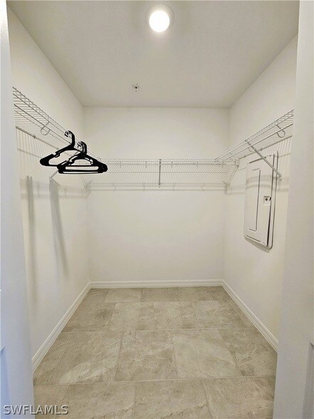 Building Photo - 5739 Oakmont Ct