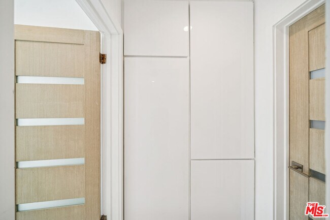 Building Photo - 252 S New Hampshire Ave