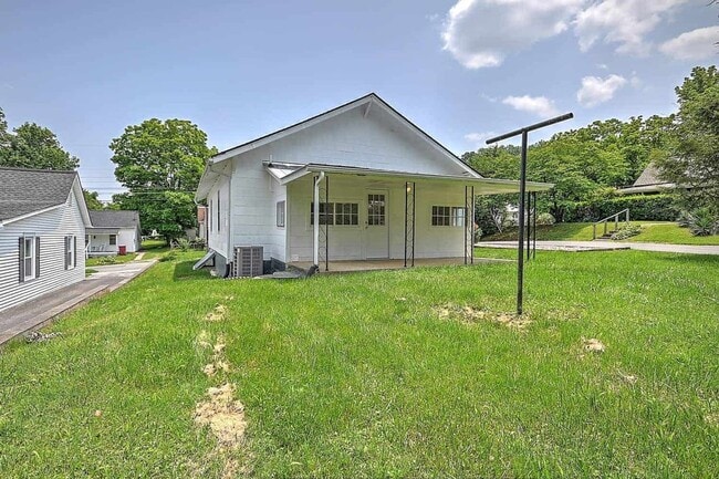 Building Photo - Modernized Historic 2 Bedroom 1 Bath Home For Rent in Johnson City, TN