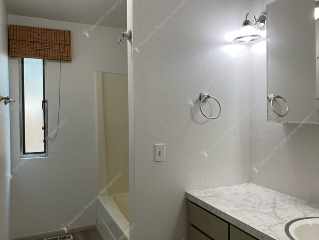 Building Photo - A Rare Find: Expansive NE Bend Home with E...