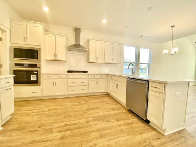 Building Photo - 643 Conifer Dr