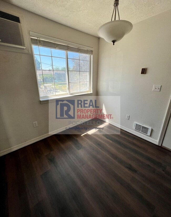 Building Photo - 2 bedroom 1 bath duplex - Single car garage