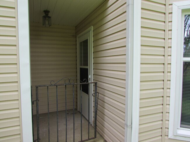 Building Photo - 2 Bed, 2 Bath Condo - Desirable Location -...