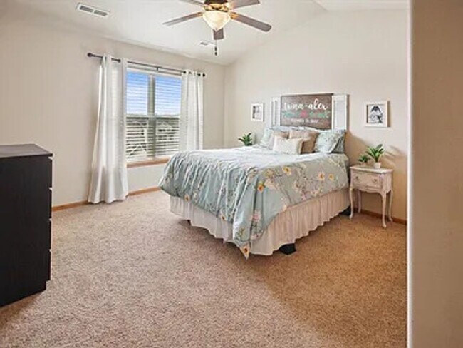 Building Photo - Coralville 4 Bedroom 4 Bath 3 Level Town H...