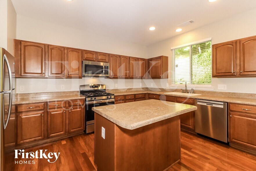 Building Photo - 422 Howell Crossing