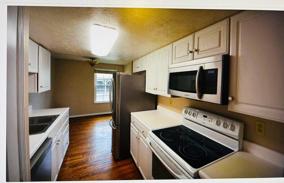 Building Photo - 8051 Hetz Dr