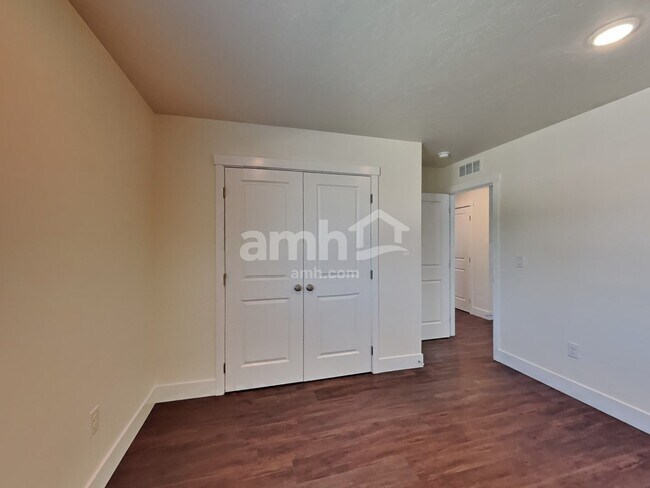 Building Photo - 979 N Nichole Ave