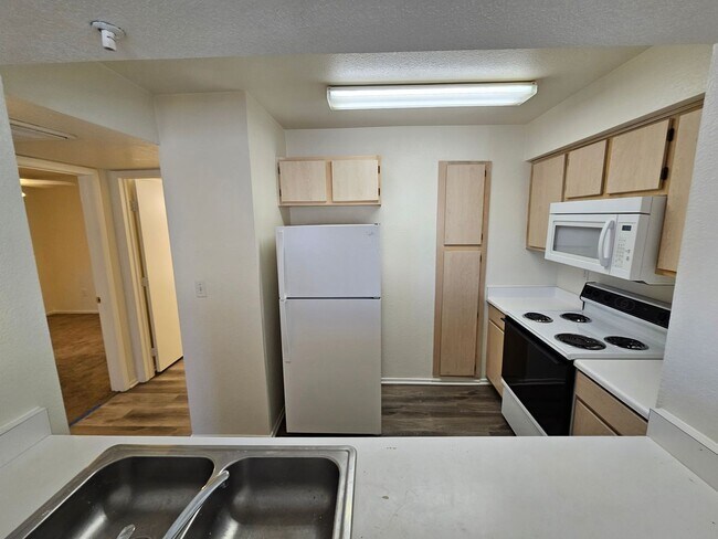 Building Photo - COZY 2 BEDROOM 2 BATH IN GATED SW COMMUNITY!
