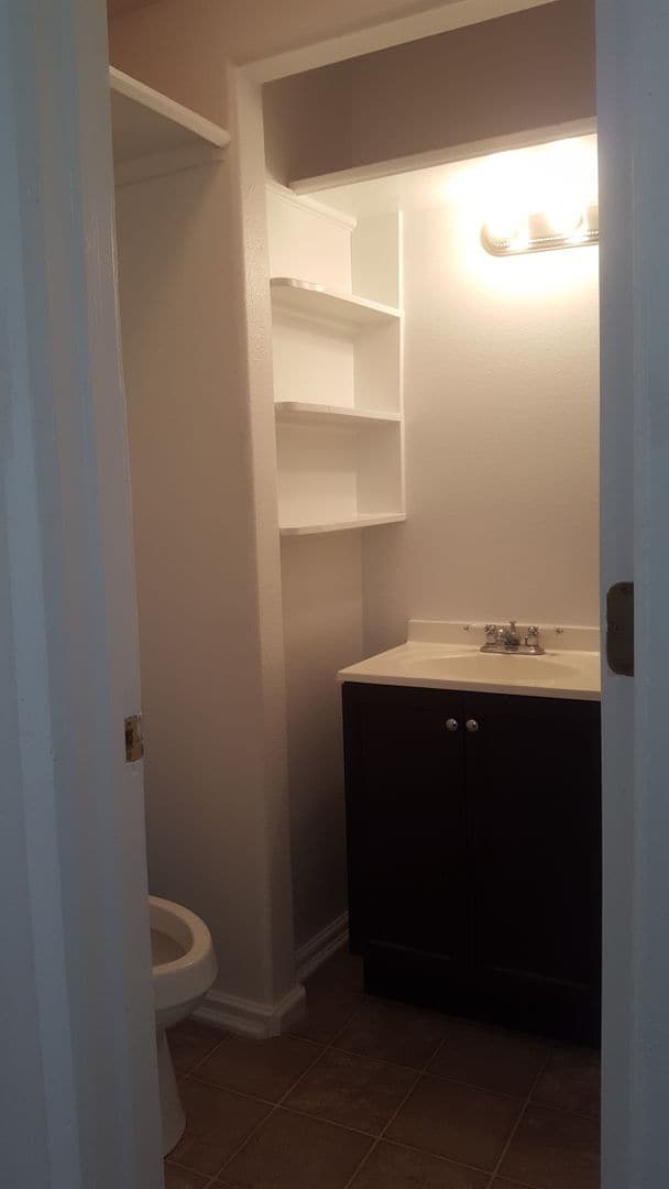 Building Photo - Cozy ~  2-bedroom, 1-bathroom house