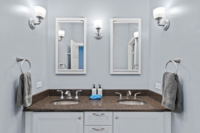 Building Photo - 2228 N Bissell St