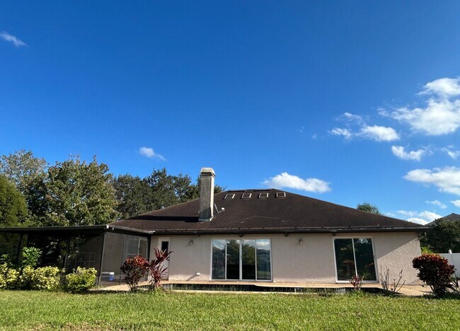 Building Photo - Waterfront Pool Home in Waterford Lakes
