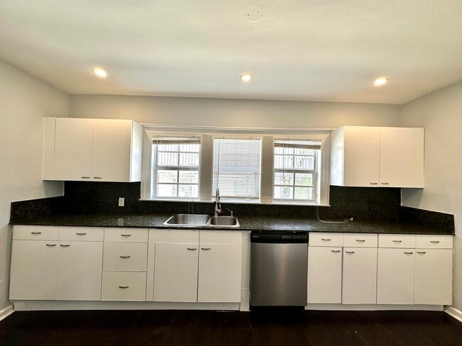 Building Photo - 101 C St