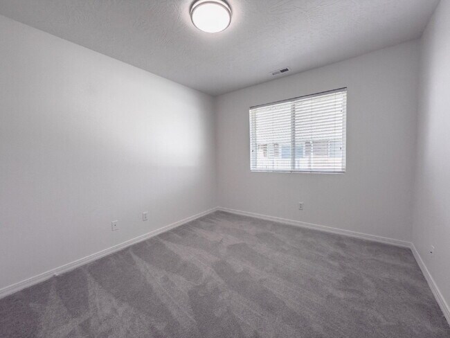 Building Photo - SEPTEMBER FREE RENT!! Spacious, NEWLY RENO...