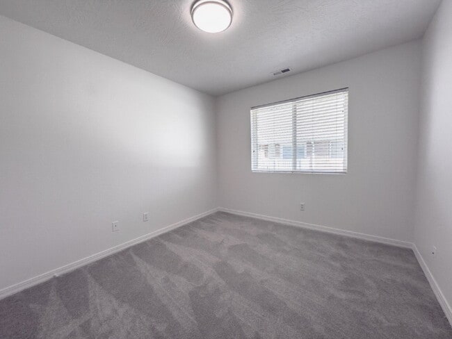 Building Photo - Spacious, NEWLY RENOVATED 3-Bedroom, 2-Bathroom Condo in Bountiful!