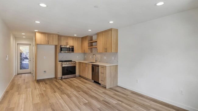 Building Photo - Contemporary Comfort in Mount Baker