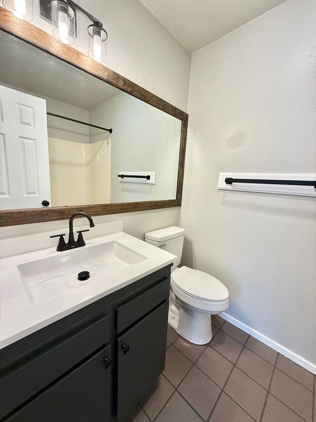 Building Photo - Newly renovated 2-bed/2-bath