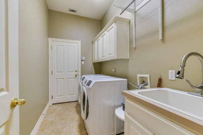 Building Photo - 2339 Berwick Dr