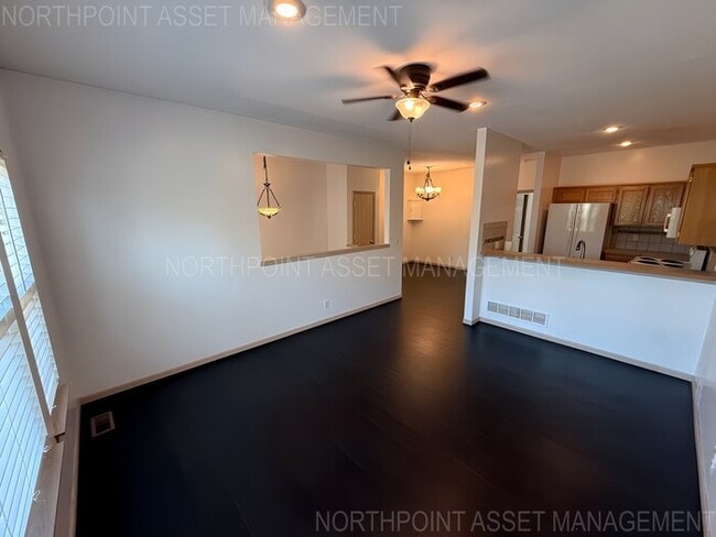 Building Photo - 3 Bed, 2 Bath Townhome SPECIAL!