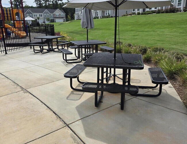 Building Photo - 3BR Like-New Townhome – GREAT PRICE - Community Pool/Playground