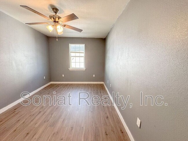 Building Photo - 7760 N Coronet Ct